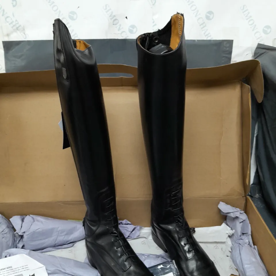 BOXED PAIR OF MOUNTAIN HORSE CHAMPIONS MEN TALL BOOT BLACK - UK 9 