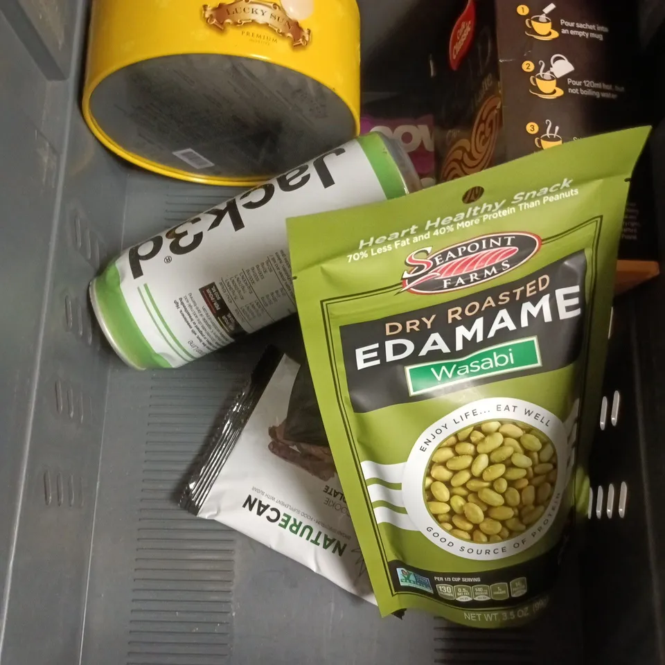 APPROXIMATELY 10 ASSORTED FOOD/DRINK PRODUCTS TO INCLUDE WASABI PEAS, LINDOR CHOCOLATES, LUCKY STAR BISCUITS ETC 