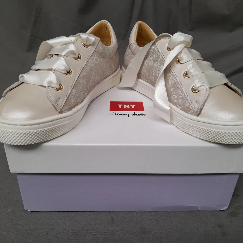 BOXED PAIR OF TNY TINNY SHOES KIDS SHOES IN CREAM W. ROSE PATTERN EU SIZE 29