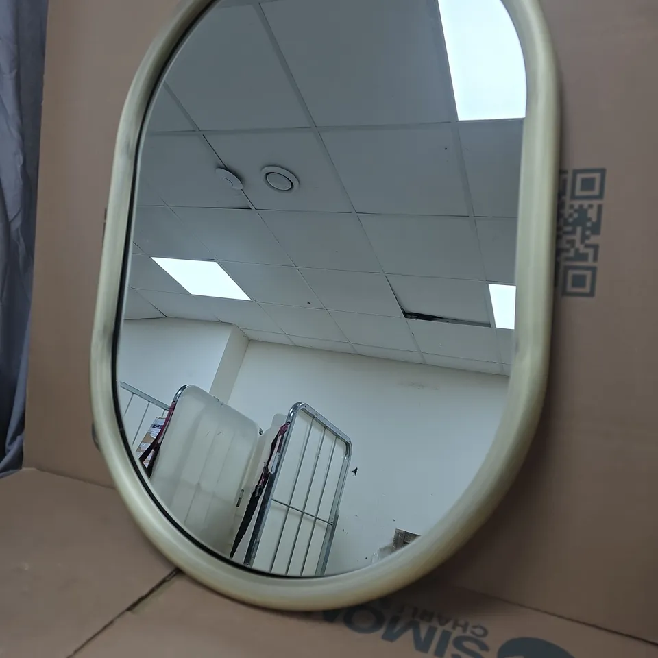 ROUND WALL MIRROR WITH GOLD TONE FRAME