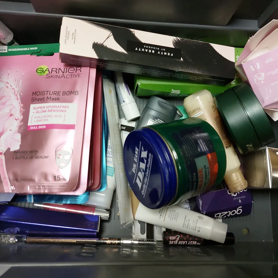 BOX OF APPROX 20 COSMETIC ITEMS TO INCLUDE ETHIQUE SHAMPOO AND SHAVING BALM, MOLTON BROWN BATH SALTS, XHC ARGAN OIL LEAVE IN SPRAY