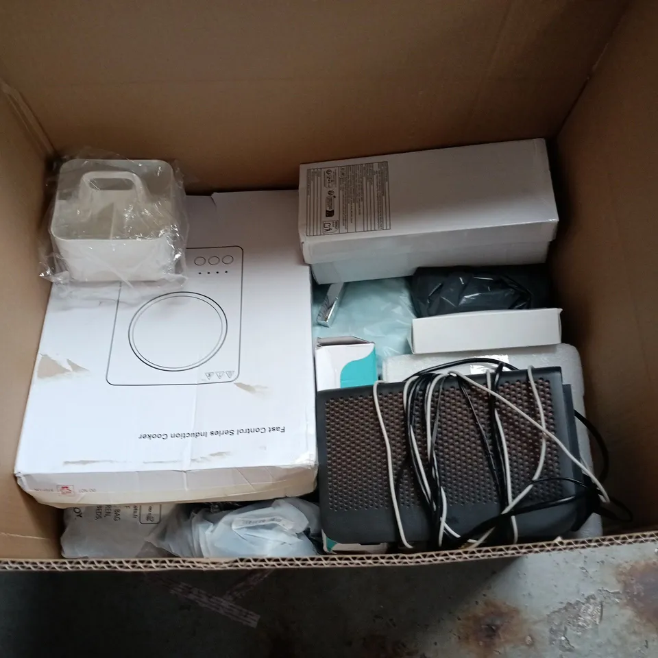 LOT OF ASSORTED HOUSEHOLD ITEMS TO INCLUDE FLY FANS, MOSQUITO LAMP AND INDUCTION COOKER