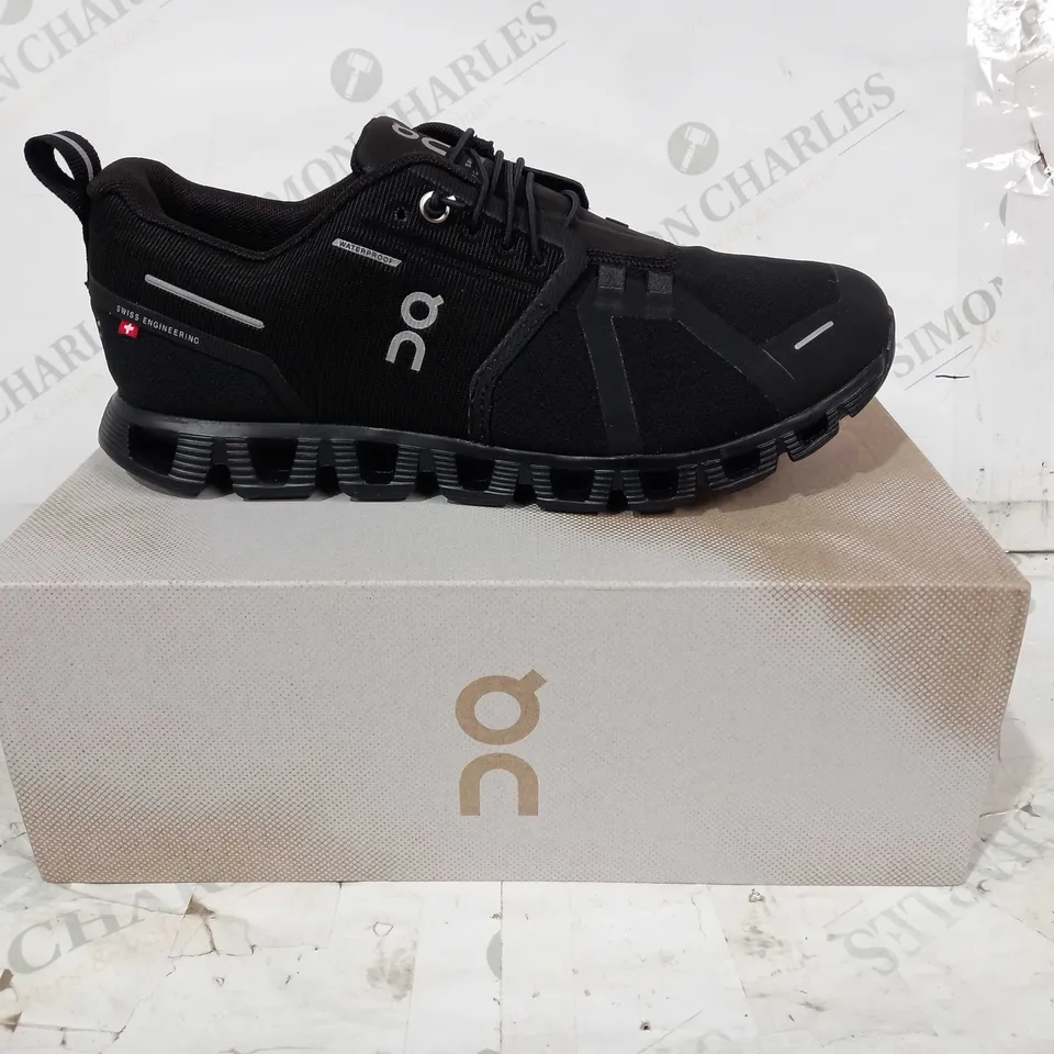 BOXED PAIR OF ON CLOUD 5 WATERPROOF TRAINERS IN BLACK UK SIZE 7