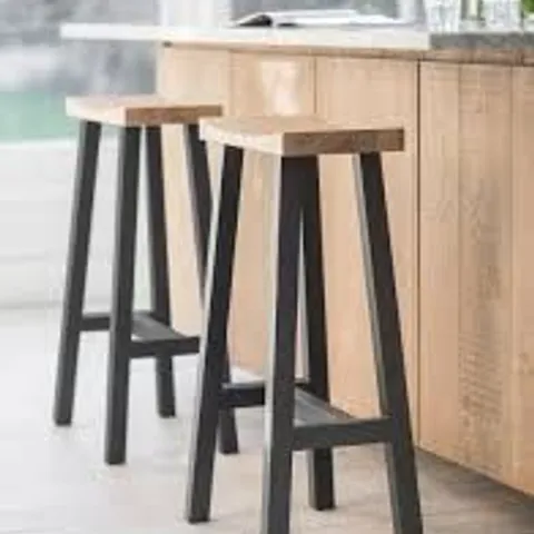 BOXED CLOCKHOUSE BAR STOOL CARBON & NATURAL