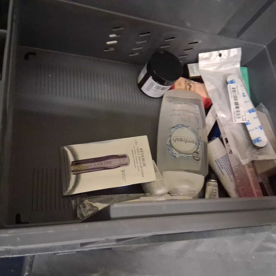 APPROXIMATELY 20 ASSORTED HEALTH AND BEAUTY PRODUCTS TO INCLUDE; OLBAS, SUDOCREM, FAT COW SKINCARE AND LANEIGE