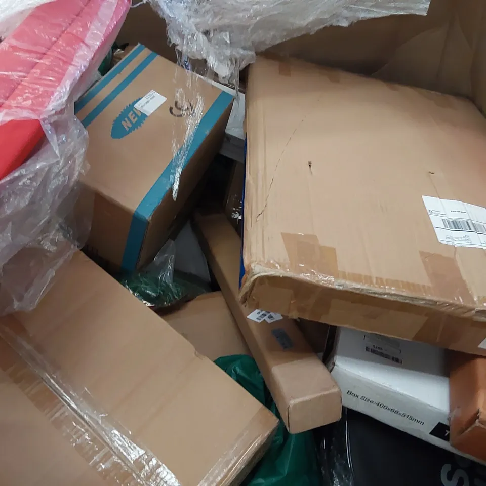 PALLET OF ASSORTED ITEMS INCLUDING: THREE HEAD SPOTLIGHT, LARGE GAMING MOUSE MAT, PIZZA STONE, TOILET SEAT, DOOR MAT