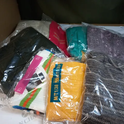 APPROXIMATELY 10 CLOTHING ITEMS IN VARIOUS SIZES AND COLOURS