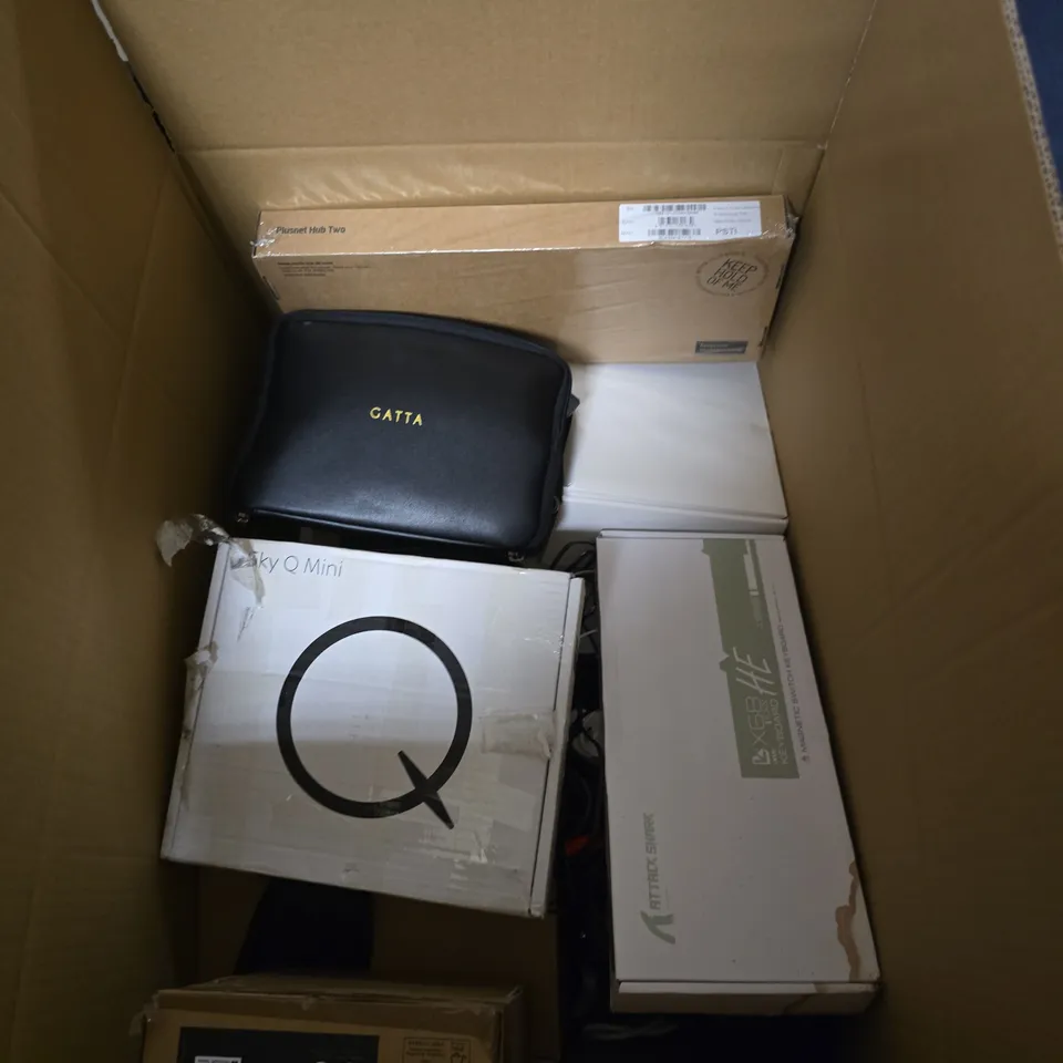 BOX OF APPROXIMATELY 10 ASSORTED ITEMS INCLUDING ATTACK SHARK MAGNETIC SWITCH KEYBOARD AND SKYQ MINI