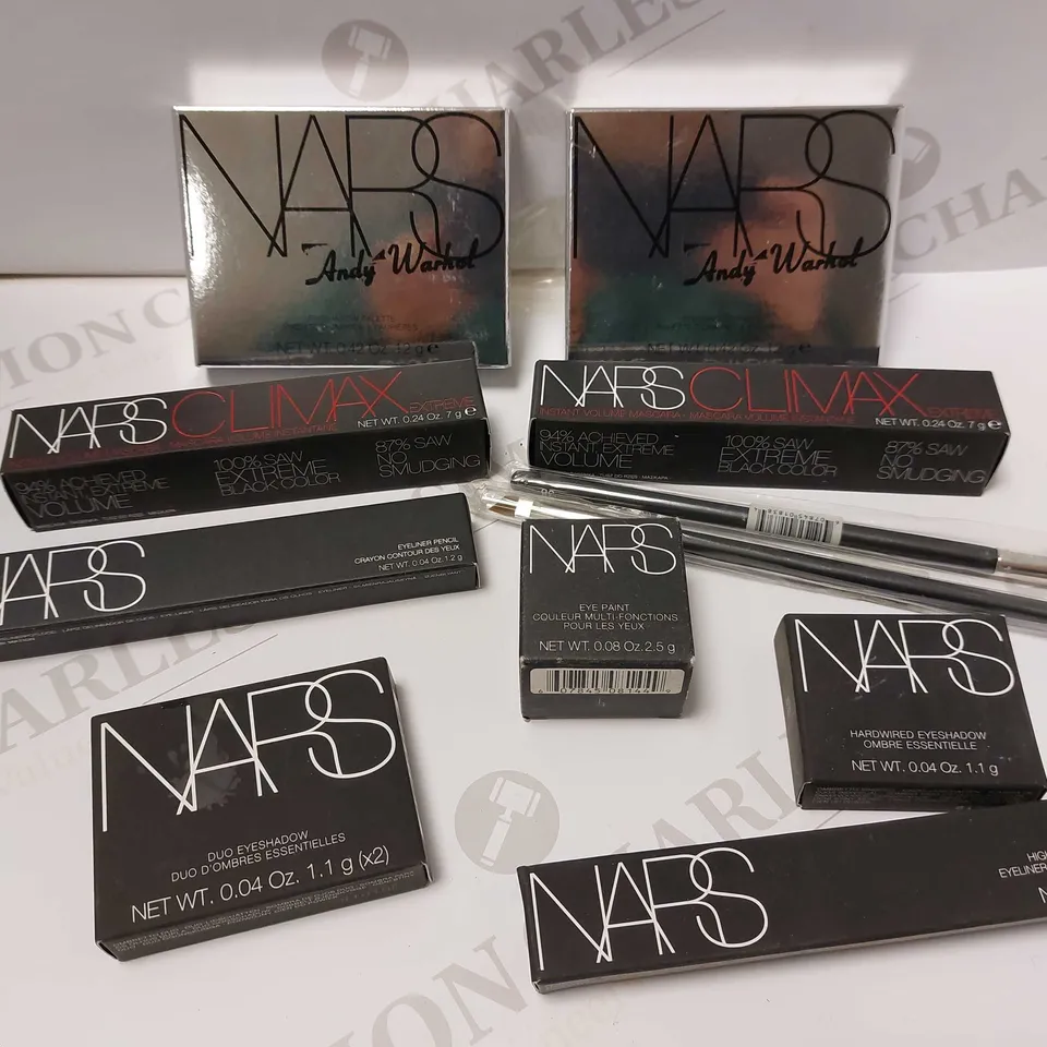 BOX OF APPROX 20 NARS MAKE UP ITEMS TO INCLUDE NARS EYE PAINT (2.5G), NARS ANDY WARHOL EYESHADOW PALETTE (12G) AND NARS CLIMAX INSTANT VOLUME MASCARA (7G)