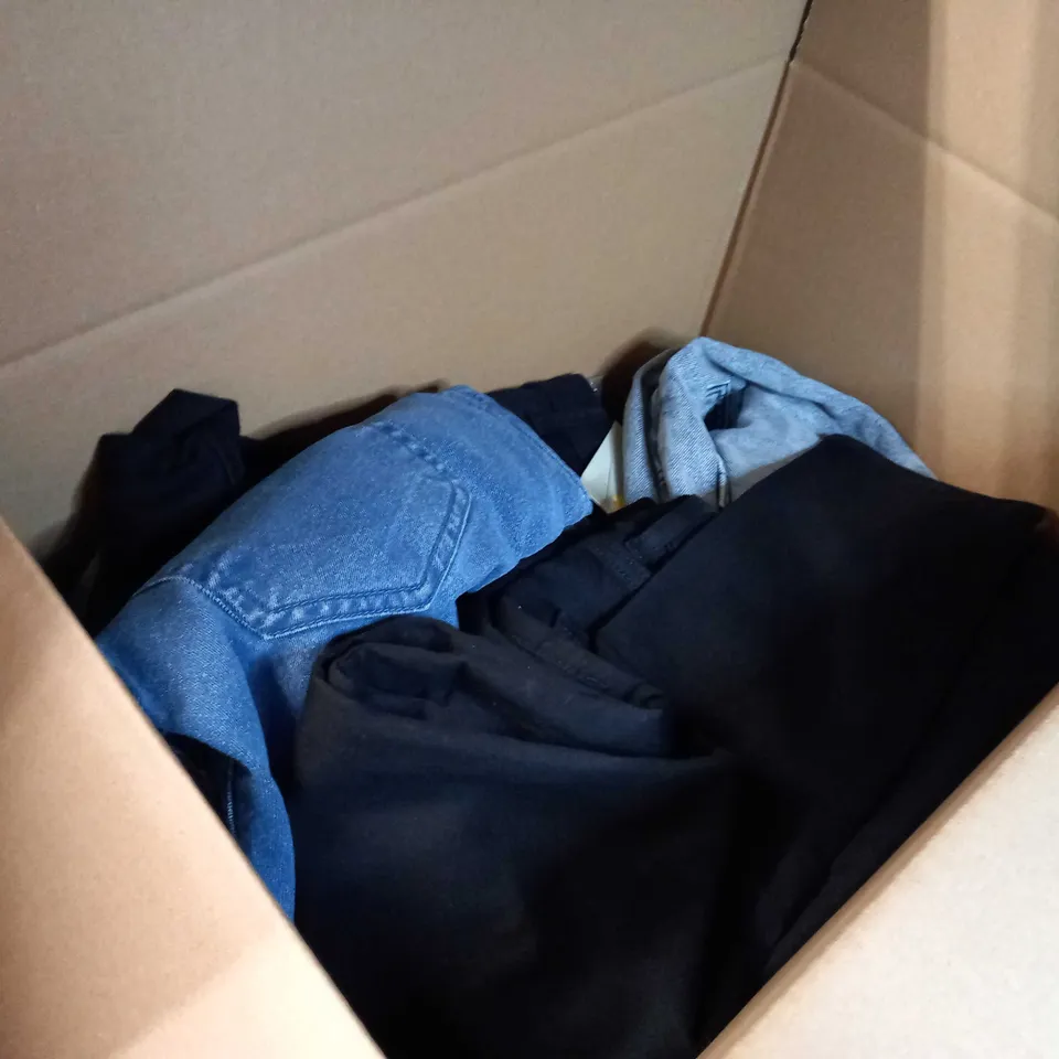 BOX OF APPROX 10 ASSORTED JEANS/DENIM ITEMS VARYING IN SIZE/COLOUR/STYLE
