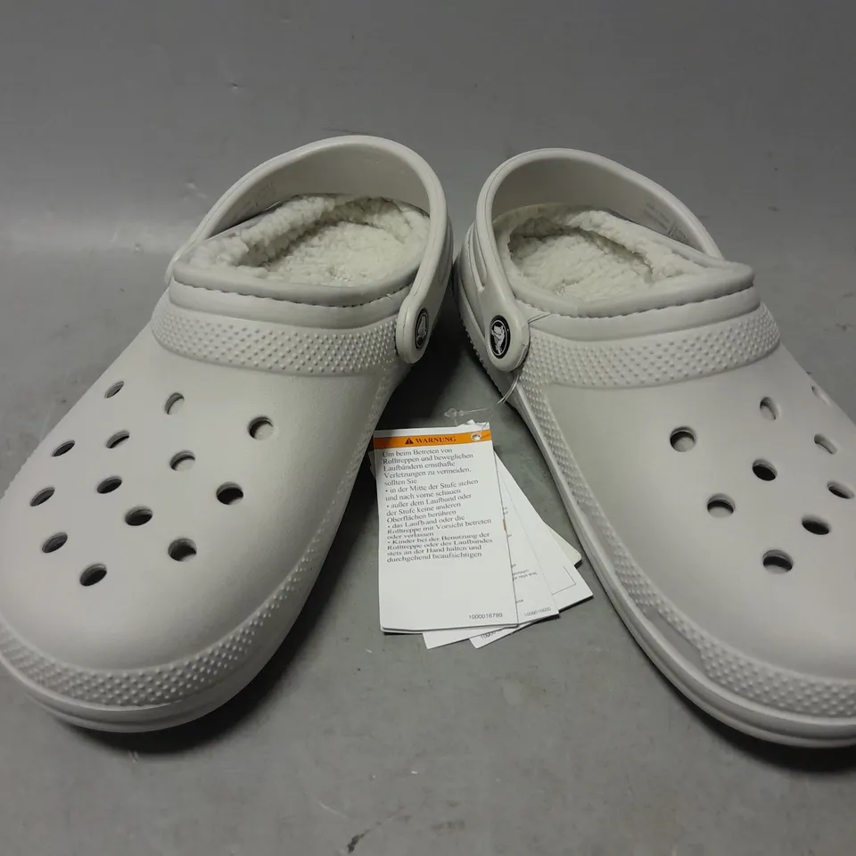 PAIR OF CROCS CLASSIC LINED CLOG IN GREY - M7/W9