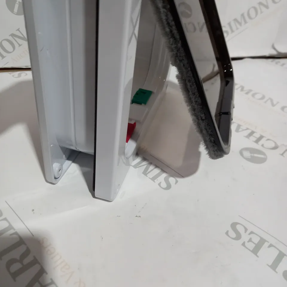 4 WAY LOCKING CAT FLAP & LINER WHITE