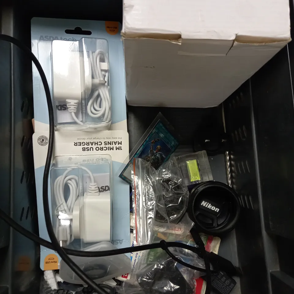 BOX OF APPROXIMATELY 15 ASSORTED HOUSEHOLD & ELECTRICAL PRODUCTS TO INCLUDE MICRO USB CHARGERS, FUJIFILM PROVIA ROLL, REVOLUTION SFX FACE PAINT PALETTE ETC 