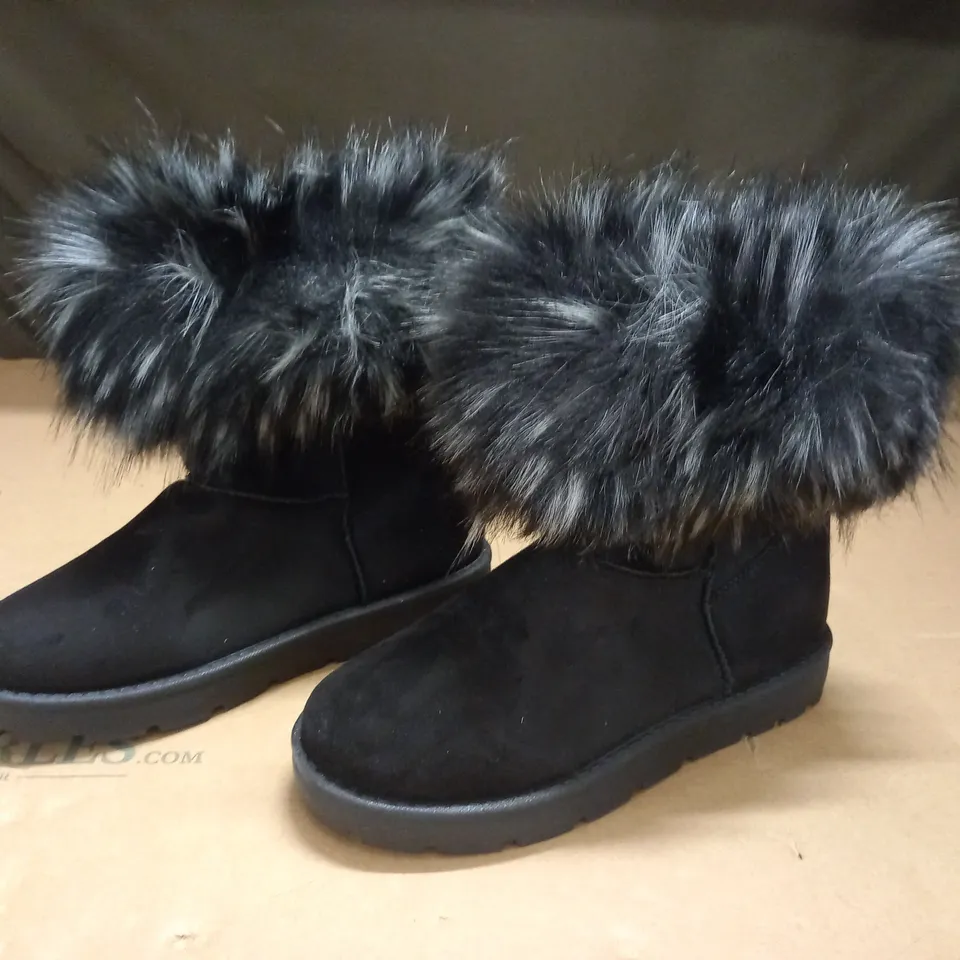 PAIR OF BLACK BOOTS WITH FAUX FUR TRIM - 37
