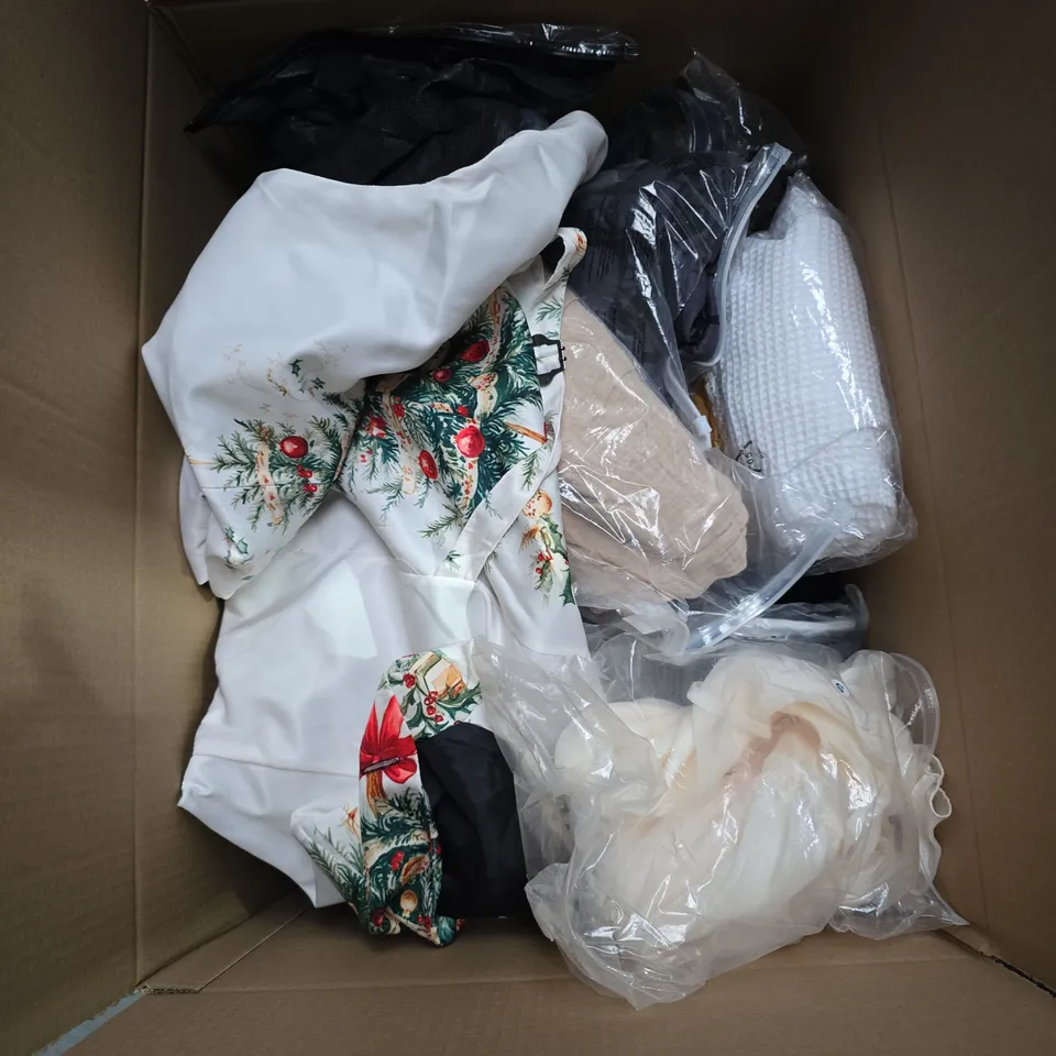 BOX OF APPROIXMATELY 15 ASSORTED CLOTHING ITEMS TO INCLUDE XXL TSHIRT, KNITTED GREEN TURTLE NECK JUMPER, HAT, XMAS TOP ETC