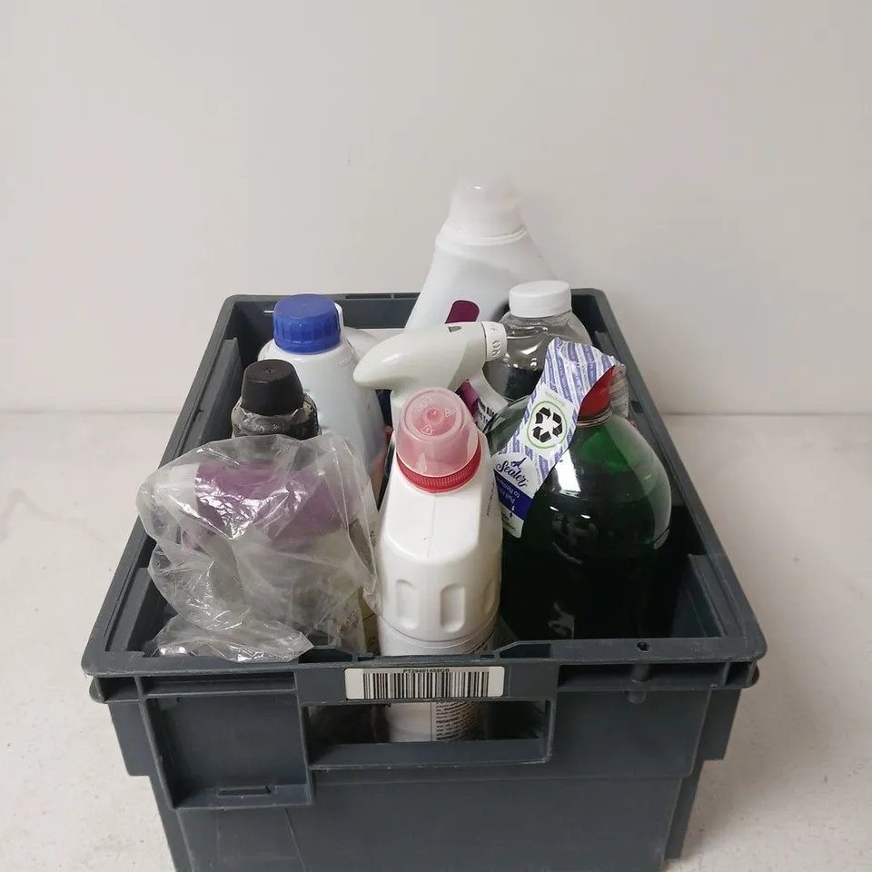 APPROXIMATELY 12 ASSORTED HOUSEHOLD LIQUIDS INCLUDING DETTOL SPRAY , DOMESTOS THICK BLEACH AND COMFORT FRESH SCENT BOOSTER