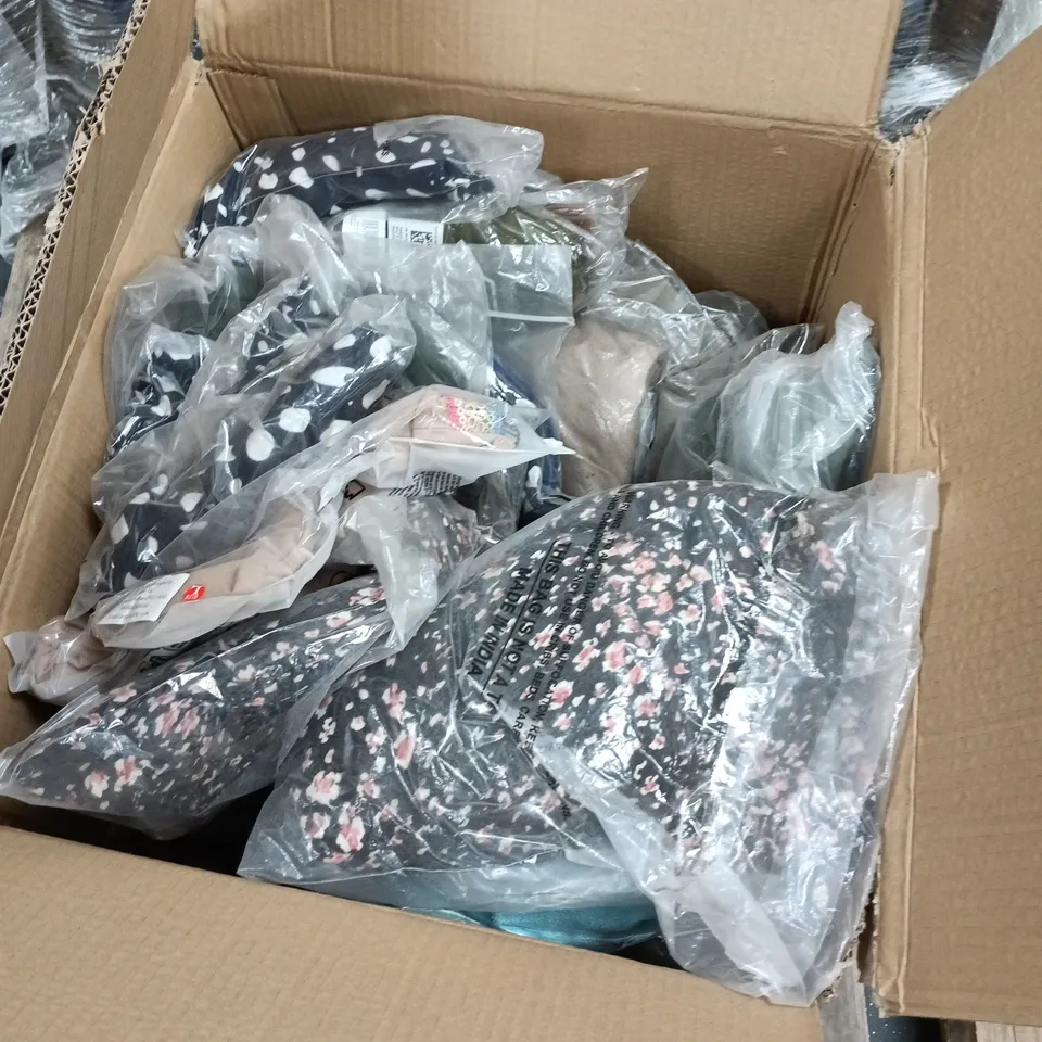 BOX OF APPROXIMATELY 22 ASSORTED ITEMS TO INCLUDE SERENITY NIGHT DUVET COVER SET, TAMSY CLOTHING, & MAISI CLOTHING ETC