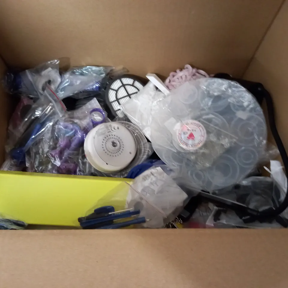 LOT OF ASSORTED HOUSEHOLD ITEMS TO INCLUDE GRID SQUARE, FRAGRANCE CANDLE AND PROBE COVERS