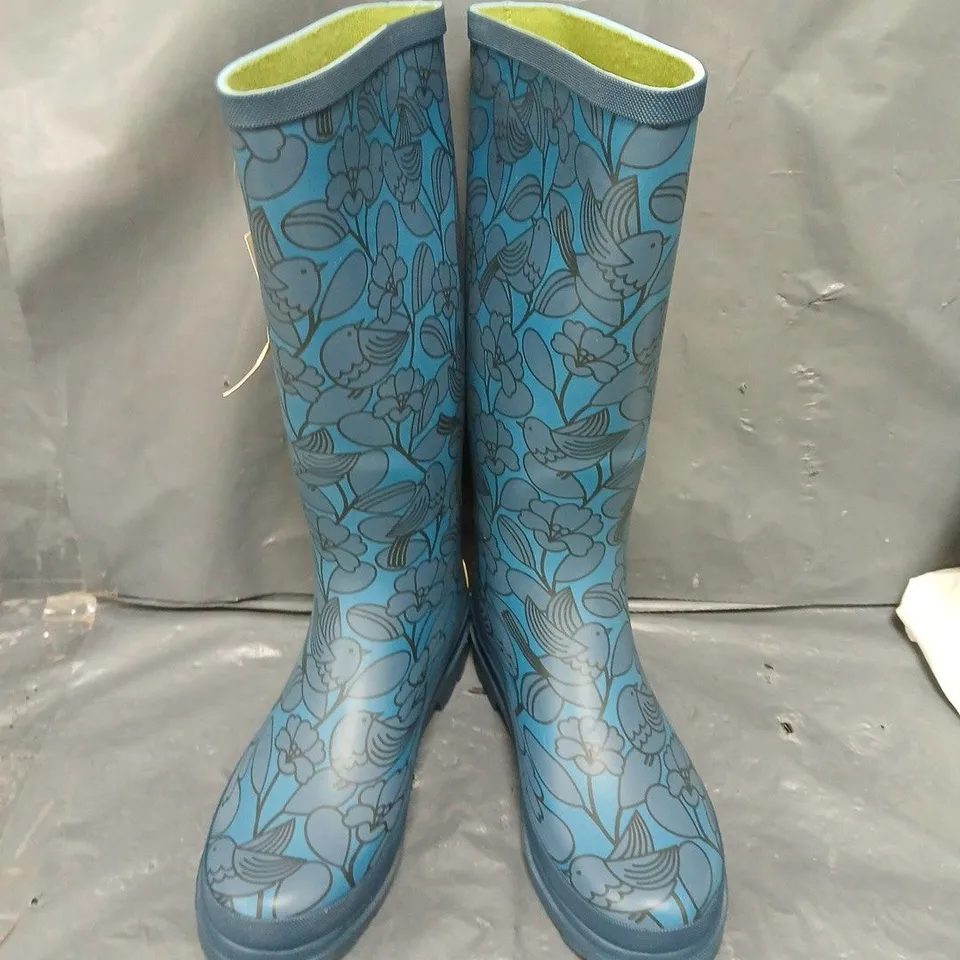 PAIR OF REGATTA ORLA KIELY WELLY BOOTS IN BIRDY BLUE - 6