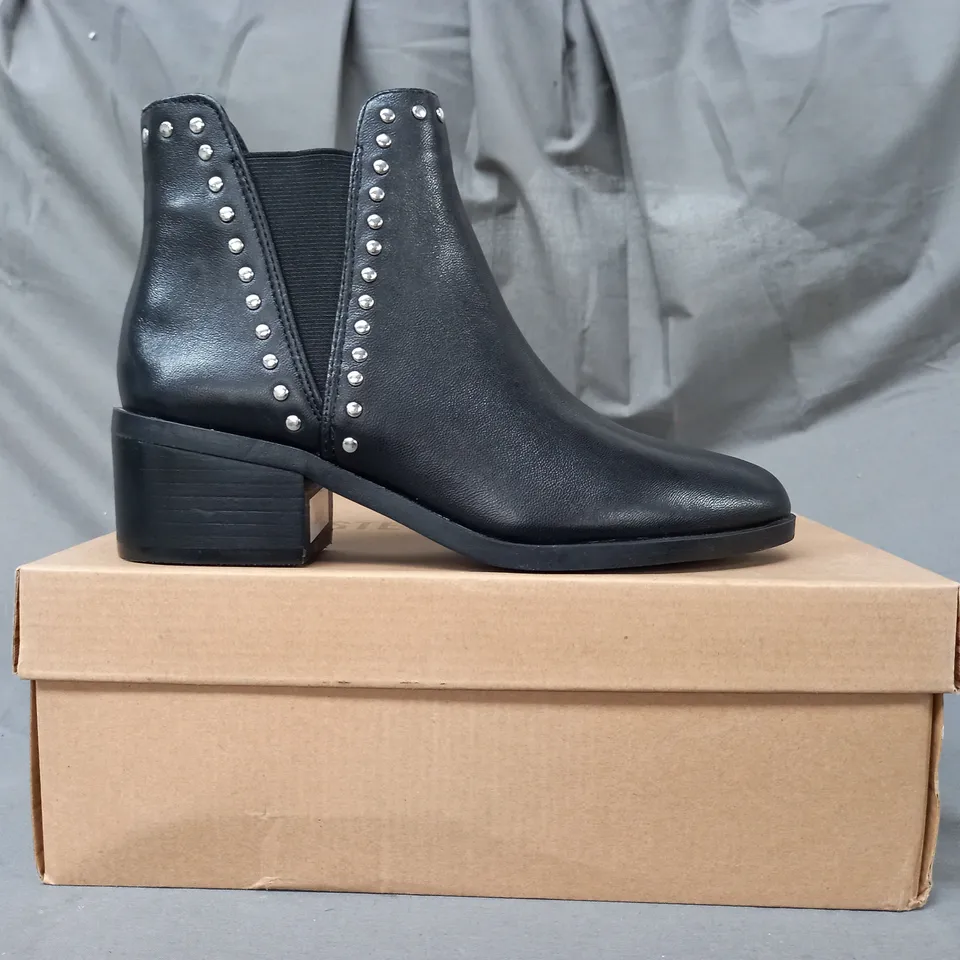 BOXED PAIR OF STEVE MADDEN CADE LEATHER ANKLE BOOTS IN BLACK EU SIZE 36