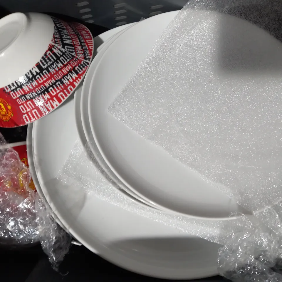 APPROXIMATELY 15 ASSORTED COOKWARE ITEMS TO INCLUDE MANCHESTER UNITED PLATE, DECORATIVE FOX HUNTING PLATE, ETC