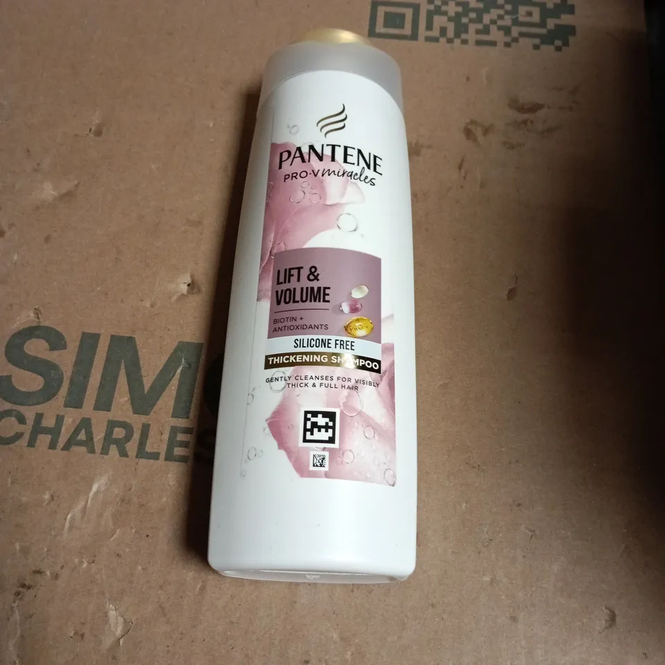 APPROXIMATELY 20 ASSORTED COSMETIC ITEMS INCLUDING TOO LASHED EYE LASHES , PANTENE THICKENING SHAMPOO AND LYNX FIFA AFRICA SHOWER GEL 