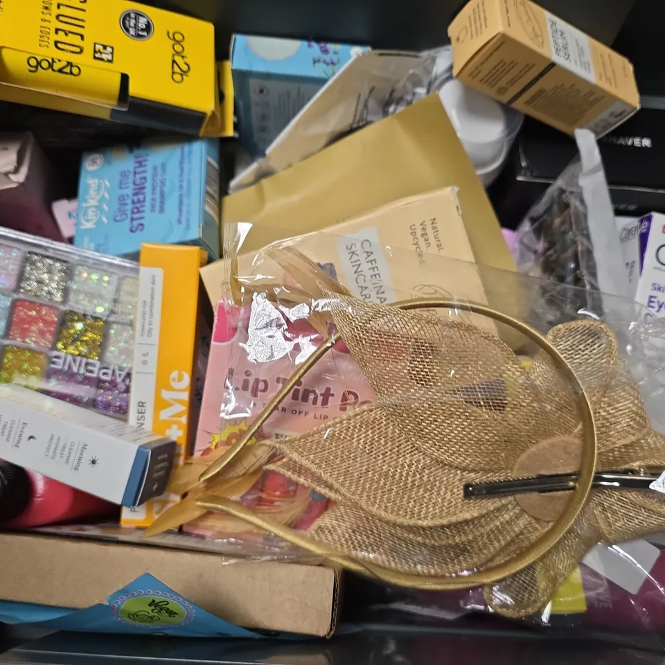 APPROXIMATELY 13 ASSORTED HEALTH & BEAUTY ITEMS TO INCLUDE - GILLETTE MACH 3 , NIVEA COCONUT OIL IN LOTION , PHILIP KINGSLEY SWIMCAP ETC