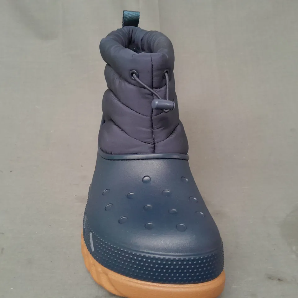 BOXED PAIR OF CROCS DUET MAX II BOOTS IN NAVY UK SIZE M5/W6