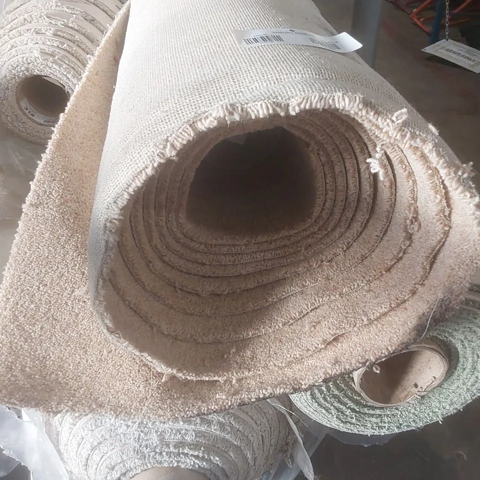 ROLL OF QUALITY C/MEAD TWIST SCANDIA HEATHER CARPET // SIZE: APPROX 5 X 6.1m