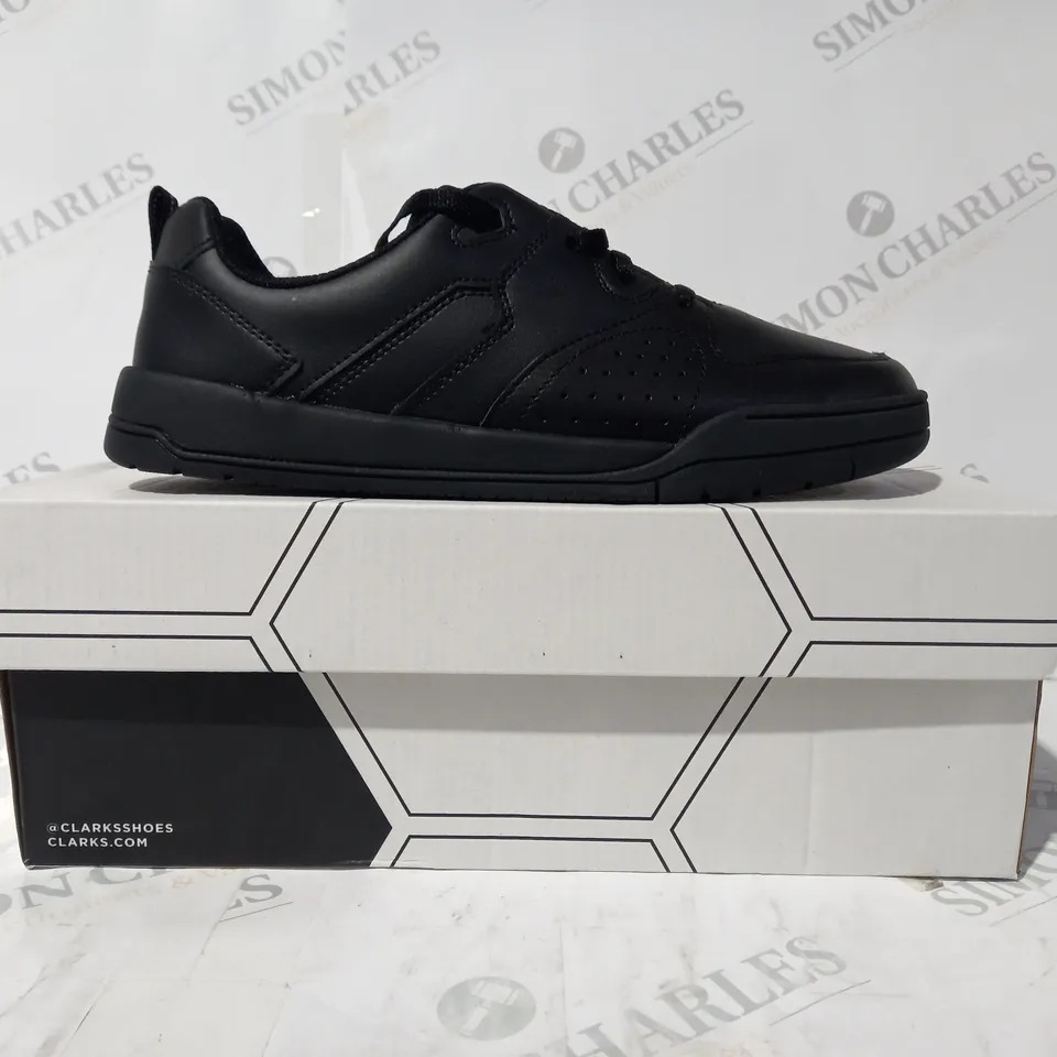 BOXED PAIR OF CLARKS KICK STEP SHOES IN BLACK UK SIZE 6.5