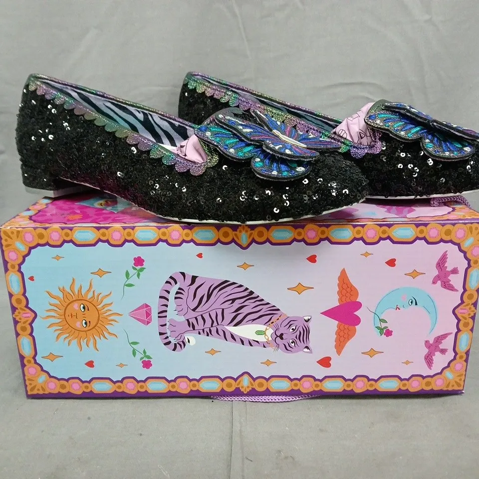 BOXED PAIR OF IRREGULAR CHOICE MADAM MONARCH SHOES IN BLACK/MULTI SIZE EU 41
