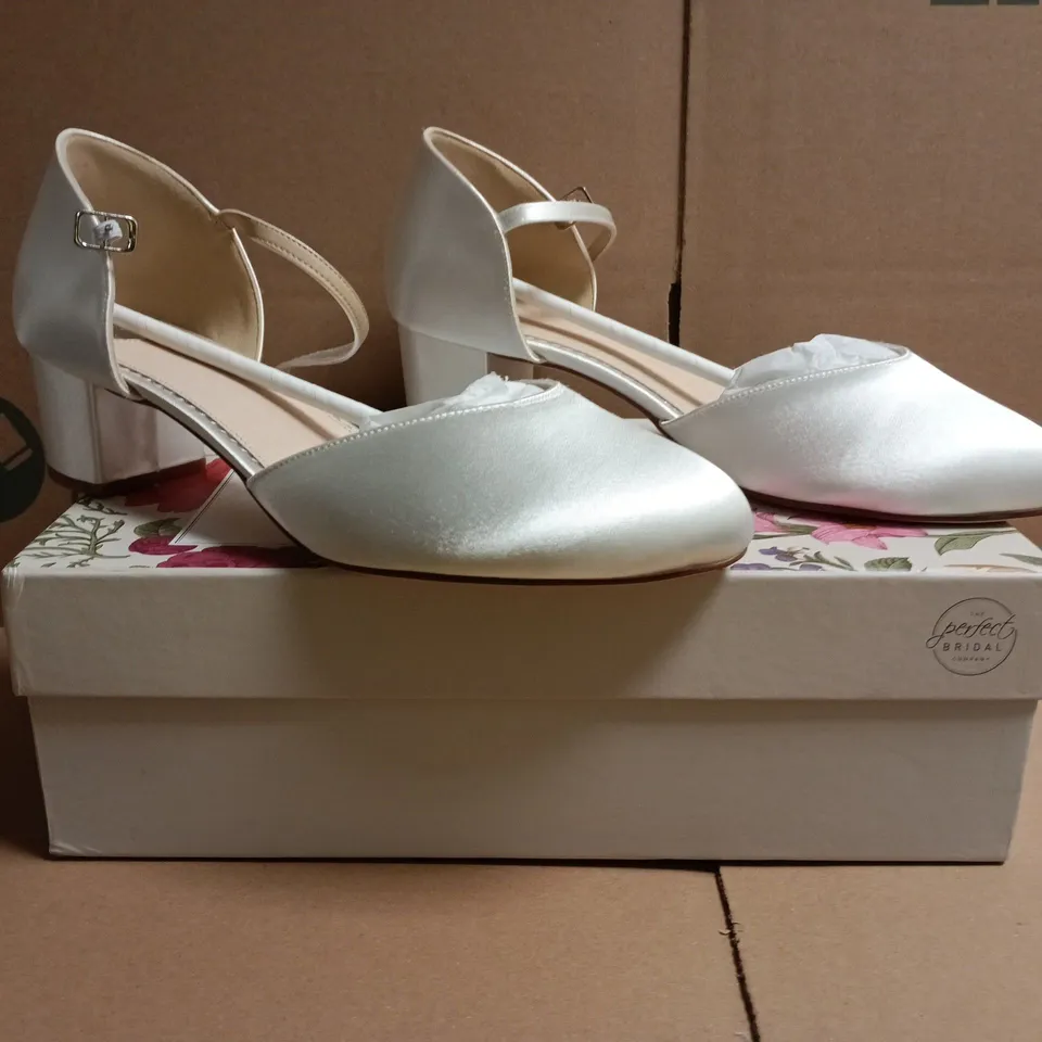 BOXED PAIR OF PERFECT BRIDAL COMPANY CLOSED TOE BLOCK HEELS SHOES IN SILVER SATIN SIZE EU 40