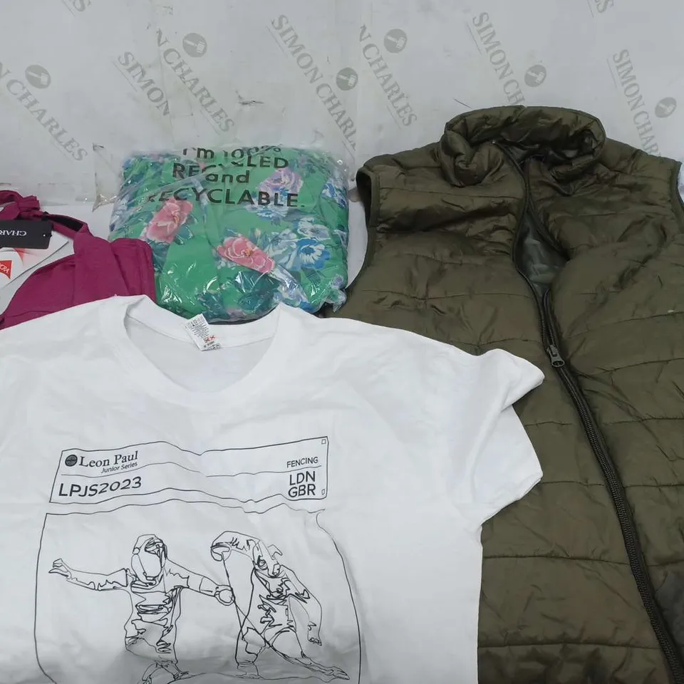 LARGE QAUNTIITY OF ASSORTED CLOTHING ITEMS TO INCLUDE DRESSES, GILETS, T-SHIRTS, ETC