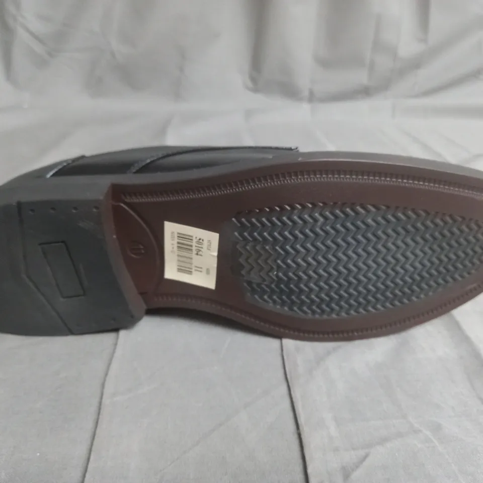 BOX OF APPROXIMATELY 10 BLACK ASHWOOD SHOES IN VARIOUS SIZES 