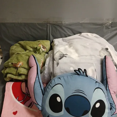 BOX OF APPROX 15 ASSORTED HOUSEHOLD ITEMS TO INCLUDE BLANKET, CUSHION, TOWEL, ETC