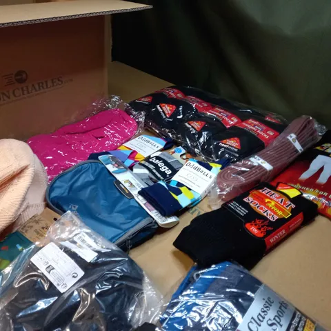 LOT OF APPROX. 10 ASSORTED CLOTHING ACCESSORIES IN VARYING SIZES/COLOURS/STYLES TO INCLUDE: THERMALS, SOCKS, BRA