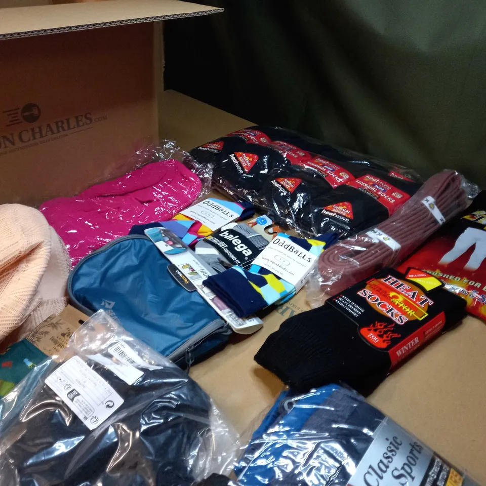 LOT OF APPROX. 10 ASSORTED CLOTHING ACCESSORIES  IN VARYING SIZES/COLOURS/STYLES TO INCLUDE: THERMALS, SOCKS, BRA