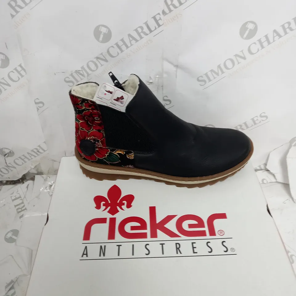 BOXED PAIR OF RIEKER SKEEPSKIN DETAILED ZIP BOOTS SIZE 6