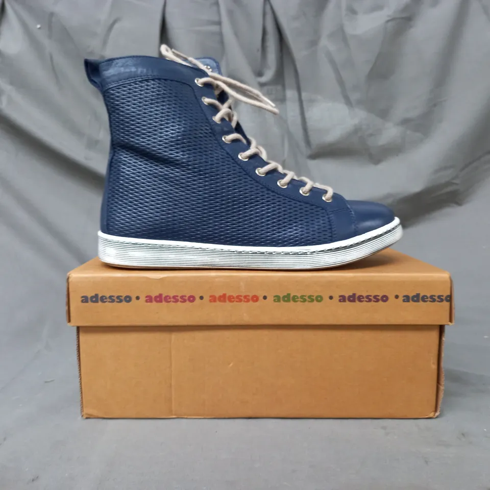 BOXED PAIR OF ADESSO LEATHER HIGH TRAINERS IN MIDNIGHT SIZE 6