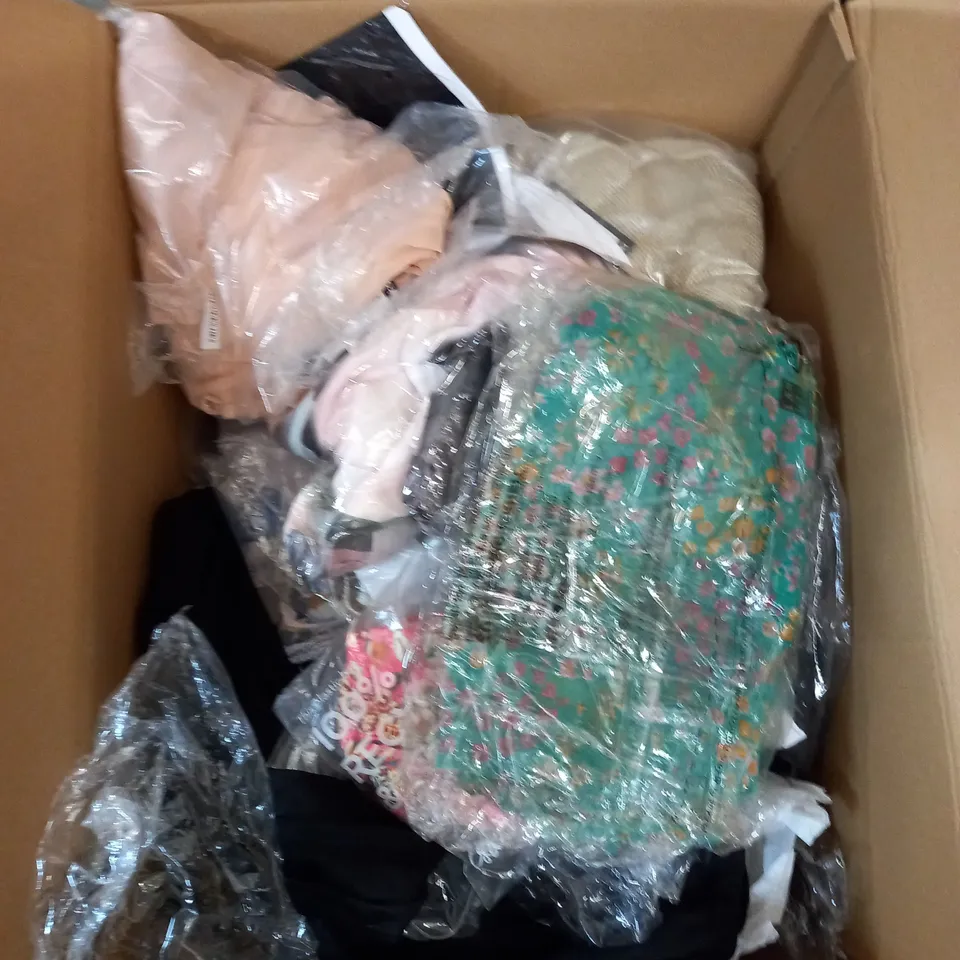 LARGE QUANTITY OF CLOTHING ITEMS TO INCLUDE DRESSES, SWEATERS, JEANS, T-SHIRTS, ETC