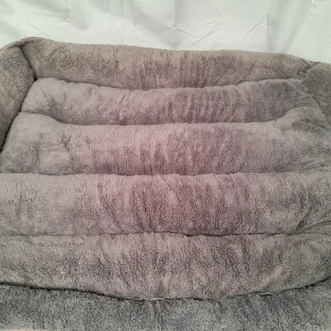 BOX OF 4 ASSORTED HOUSEHOLD ITEMS TO INCLUDE PET BED, ETC