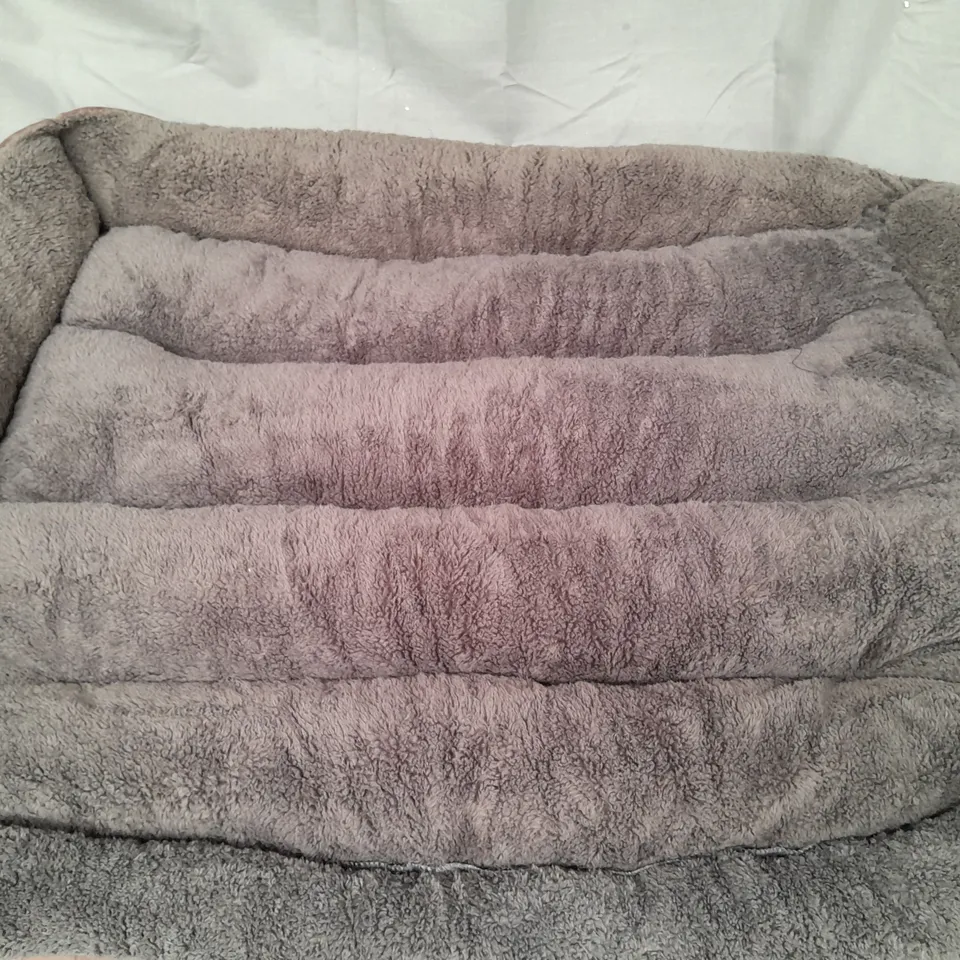 BOX OF 4 ASSORTED HOUSEHOLD ITEMS TO INCLUDE PET BED, ETC