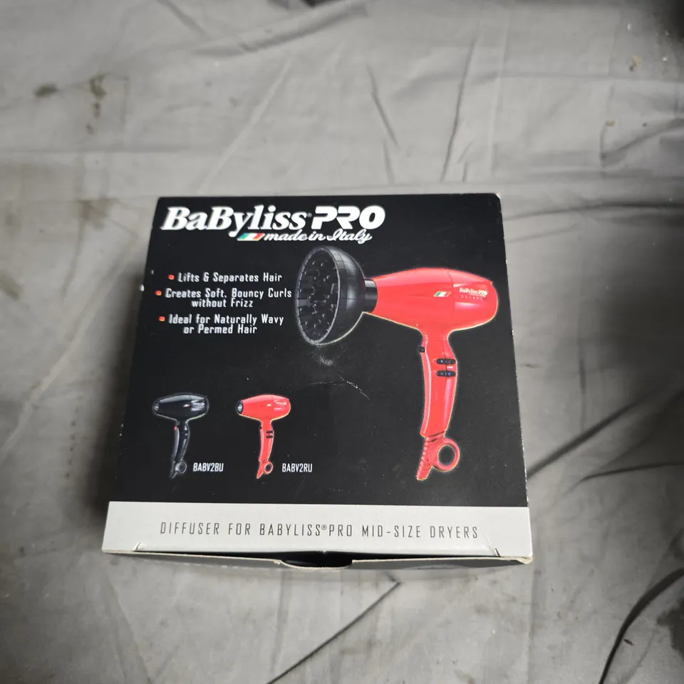 APPROXIMATELY 10 ASSORTED HEALTH AND BEAUTY PRODUCTS INCLUDING BABYLISS PRO DIFFUSER PART , AUTHENTIC AFRICAN NET SPONGE AND JB HAIR EXTENSION 