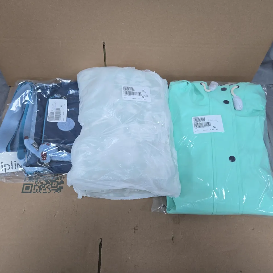 LARGE QUANTITY OF ASSORTED ITEMS TO INCLUDE HANDBAGS, ASSORTMENT OF CLOTHES, BEDDING, ETC - COLLECTION ONLY