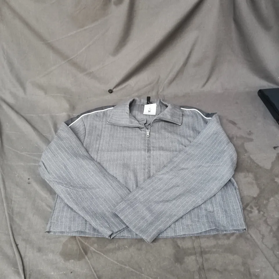 DIVIDED BY H&M GREY PINSTRIPE ZIP-UP CROP TOP– SIZE S