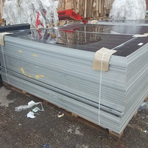 PALLET CONTAINING A LARGE QUANTITY OF SOLAR PANELS