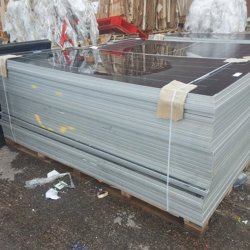 PALLET CONTAINING A LARGE QUANTITY OF SOLAR PANELS