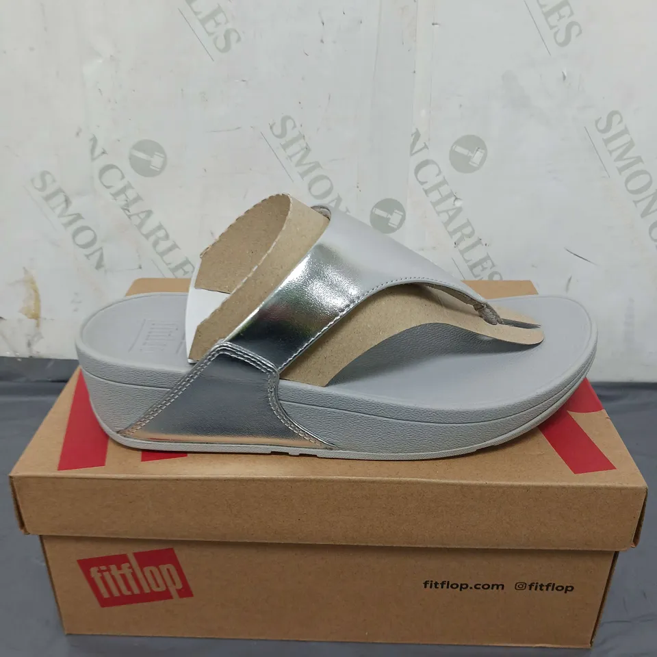 BOXED PAIR OF FITFLOP LULU LEATHER TOEPOST SHOES SIZE 4.5
