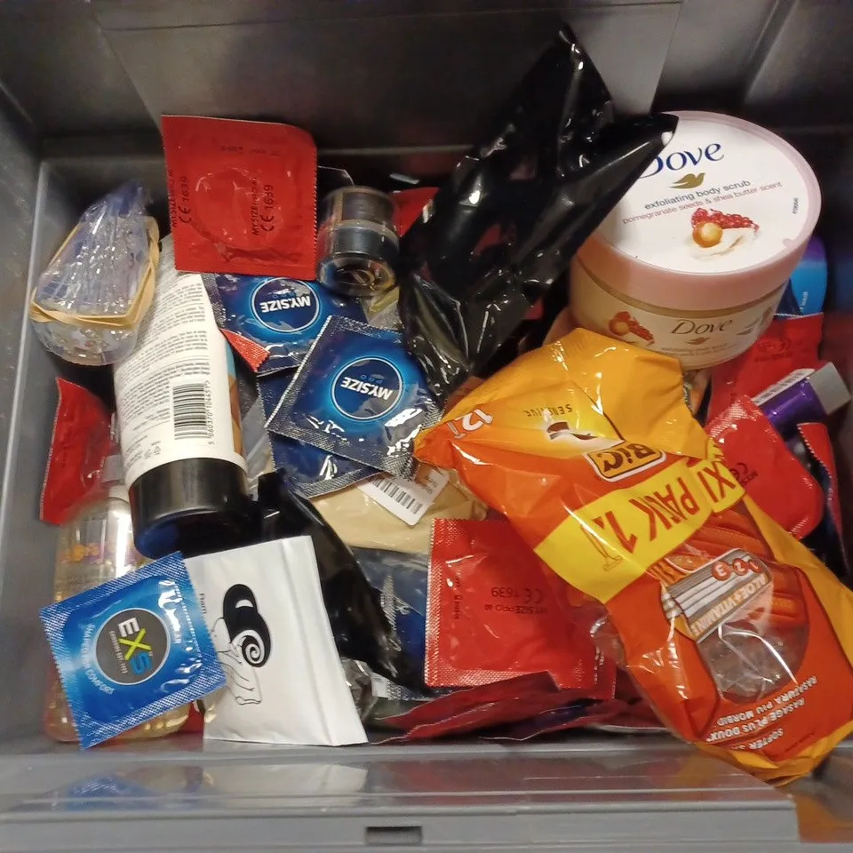 BOX OF APPROX 20 ASSORTED HEALTH AND BEAUTY ITEMS TO INCLUDE - ARRAN 03 HAIR CONDITIONER - BOOTS MOISTURISING TEA TREE & PEPPERMINT FOOT SOCKS - MIORO TOUCH NAX SHAVER ECT