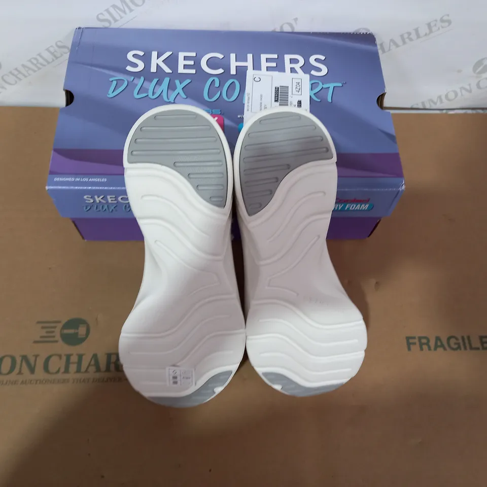 BOXED PAIR OF SKECHERS SIZE 6